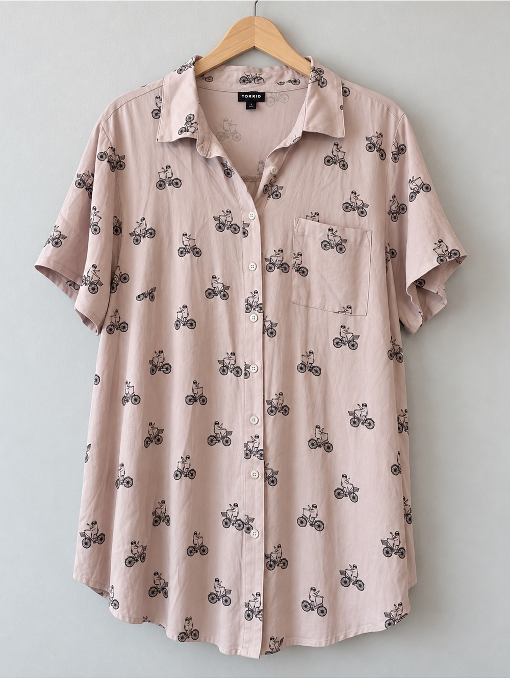 Torrid Purple Sloth On A Bicycle Novelty Print Top Button Front EUC 1 XL #1162